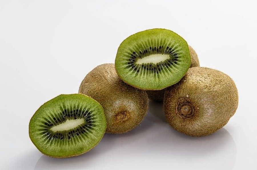 Kiwi – moc witamin w niewielkim owocu